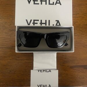 VEHLA FINN SUNGLASSES (BLACK/SMOKE)